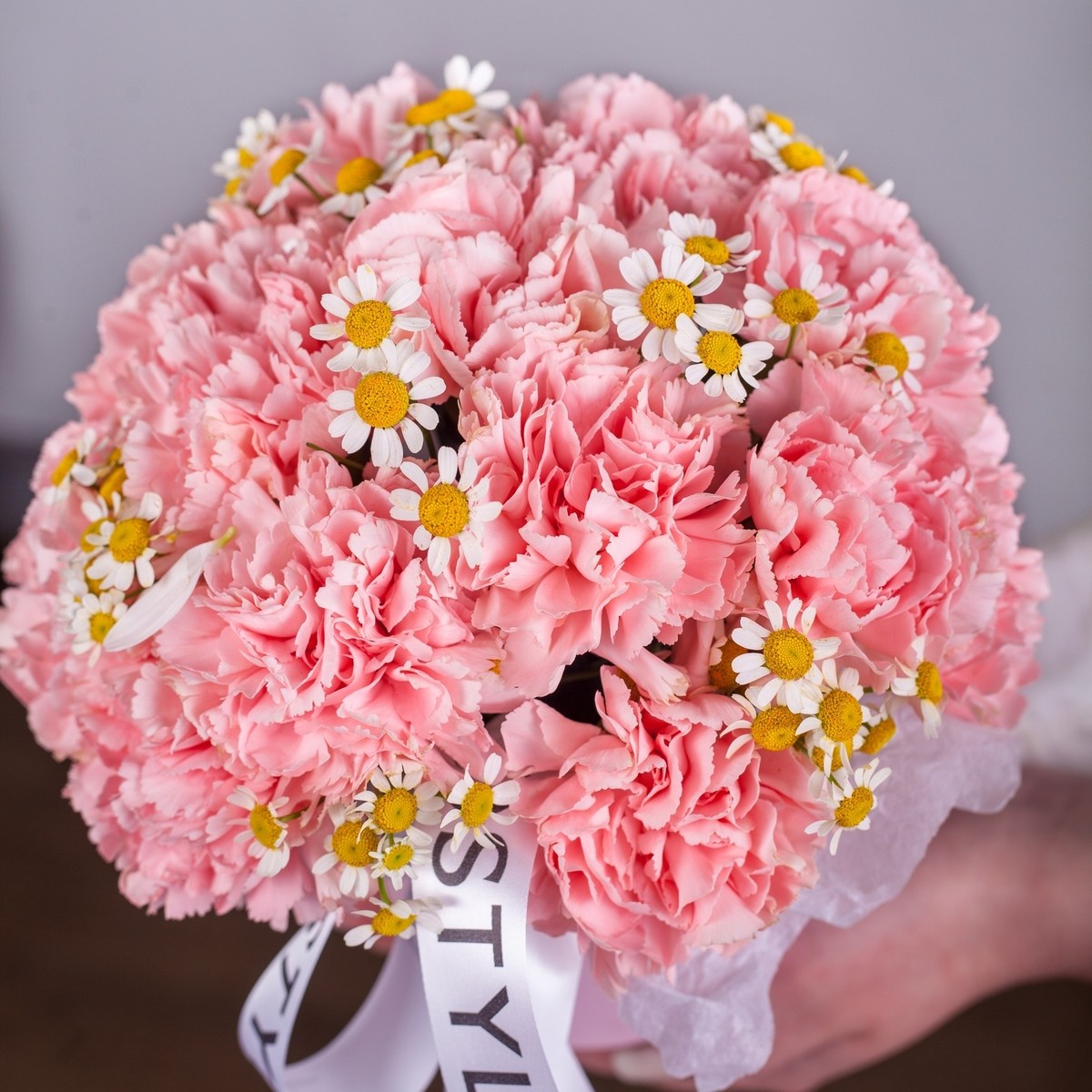 korobka s rozovym diantusom i romashkoj 8